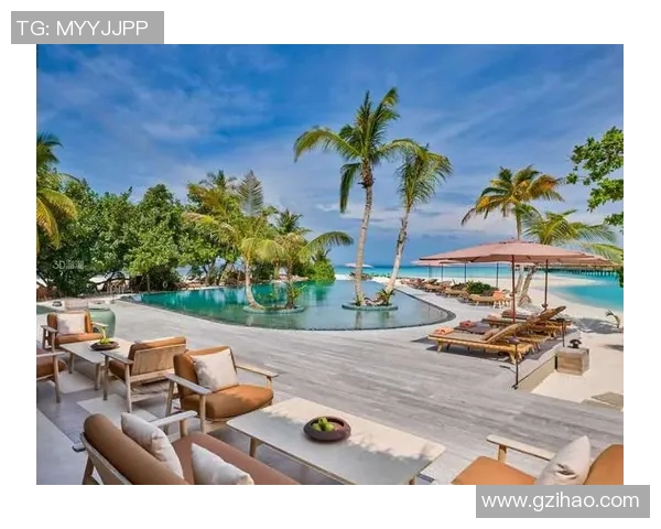 泳池环绕的度假胜地打造舒适清凉享受畅游夏日阳光
