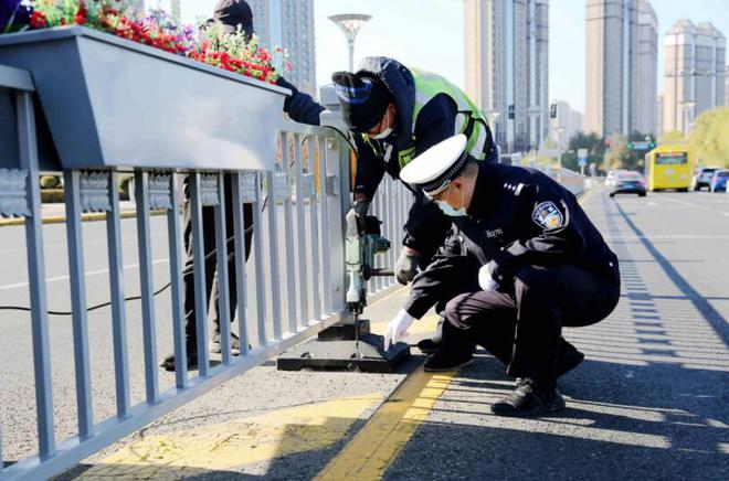 金沙集团1862哈尔滨警方为城区新增万余耽误米交通护栏(图1)