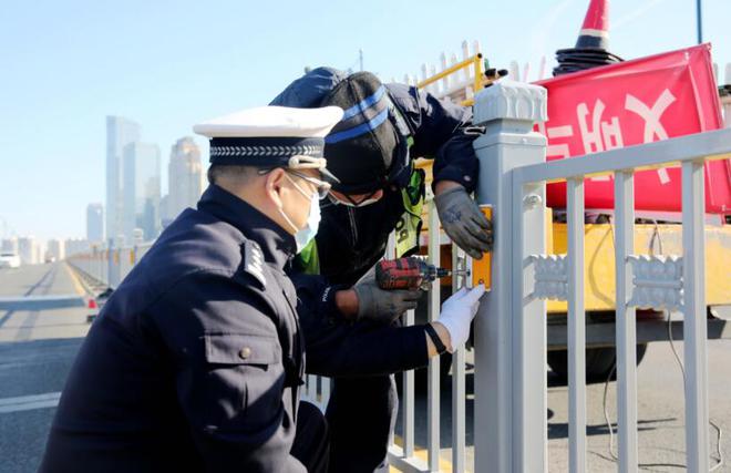金沙集团1862哈尔滨警方为城区新增万余耽误米交通护栏(图2)